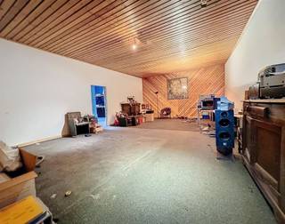 <p><span>Commercieel gelegen HANDELSPAND met WOONST en 4 verhuurde STUDIO'S </span></p><p><span> </span></p><p><span>- Winkel, magazijn en stockage ruimte</span></p><p><span>- Woonst met living, leefkeuken, slaapkamer en zolder met vaste trap biedt mogelijkheid tot extra slaapkamers</span></p><p><span>- Aparte inkom naar de 4 verhuurde studio's met leefruimte, slaapkamer en badkamer</span></p><p><span>- Zij-ingang voor fietsenberging</span></p><p><span> </span></p><p><span>- Bewoonbaar opp. : 926 m² </span></p><p><span>- Bebouwd opp. : 444 m²</span></p><p><span> </span></p><p><span> </span></p><p><span> </span></p><p><span> </span></p><p><span> </span></p><p><span> </span></p><p><span> </span></p><p><span> </span></p><p><span> </span></p>