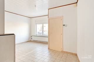 <strong>Immo Van Middelem verkoopt deze TE RENOVEREN instapwoning (± 113m²) met inpandige garage op een perceel van ± 1a08ca te St.-Katherina-Lombeek (Ternat). </strong><br /><br />De woning is gunstig gelegen, met een mobiscore van 7,5/10 heb je openbaar vervoer, onderwijs, winkels en diensten op wandelafstand. <br /><br />De HUIDIGE indeling is als volgt:<br />- GELIJKVLOERS: woonkamer en eetkamer, douchekamer met WC, keuken met grote berging en inpandige garage.<br />- 1e VERDIEP: 2 slaapkamers en toegang tot zolder via trapladder.<br /><br />Centrale verwarming op stadsgas. <br />EPC: 377 kWh/m².jaar - Label D (UC: 3747232).<br />Vrij bij akte.