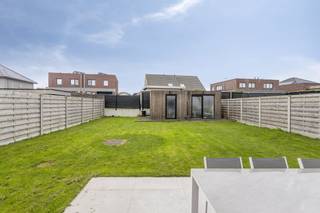 Deze moderne op bebouwing te koop in Aartrijke (2020) is gebouwd met oog voor detail en energiezuinigheid (E-peil 25). In deze woning geniet je...