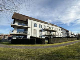 Lichtrijk gelijkvloers appartement met een inkomhall, living, ingerichte open keuken, berging, 2 slaapkamers, badkamer (bad en douche),...