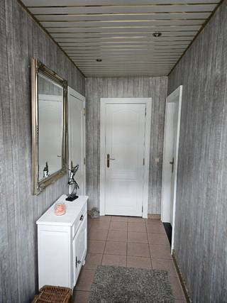 Instapklare gezinswoning.<br />Met een bewoonbare oppervlakte van 250m², excl. kelder en garage, heeft deze woning alles wat je nodig hebt.<br />U wordt verwelkomt in een zeer ruime en lichtrijke living, ideaal voor familiemomenten. Aansluitend bevindt zich de veranda en de keuken met zicht op de tuin. Op de gelijksvloer is er verder nog een aparte toilet.<br />Op de 1ste verdieping vindt u 3 ruime slaapkamers, ca 20m² , 19m², en 18m². Wat uitzonderlijk ruime kamers zijn. En op dit verdiep bevindt zich op een ruime badkamer met 2 lavabo's, bad en douche.<br />Op het 2de verdiep is er de zolder die volledig is ingericht als master bedroom met badkamer. Deze biedt verschillende mogelijkheden voor het creëren van extra kamers, hobbyruimte, of kortom studio.<br />Bovendien beschikt de woning over een ruime kelder ideaal als opslag, wasruimte,...<br />en een garage.<br />Buiten geniet je van een zuid gerichte tuin.