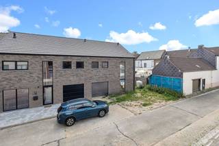 Voor meer info of een bezoek, bel 053 59 49 34 - Op een goede locatie in Denderleeuw bevindt zich deze halfopen bebouwing (nieuwbouwwoning) op...