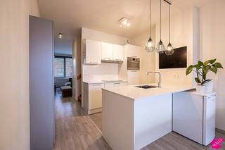 Modern duplex appartement op leuke ligging - tussen de dokken, vlak aan winkels en toffe horeca. Dit fijn appartement kan vanaf 01/04/2026 uw nieuwe...