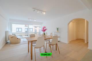 Ontdek dit prachtig volledig gerenoveerde appartement, gelegen in de Jules Peurquaetstraat te Oostende. Dankzij de centrale ligging geniet u hier...