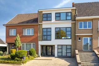 <p>Op zoek naar een gezinswoning in Diepenbeek met een centrale ligging, een tuin en mogelijkheden om er helemaal jouw thuis van te maken? Deze woning in de Keizerstraat biedt met haar drie bouwlagen, drie slaapkamers en bewoonbare oppervlakte van 123m² een mooie basis voor wie op zoek is naar ruimte en potentieel. Je woont hier in het hart van Diepenbeek, op korte afstand van winkels, scholen en openbaar vervoer. Ook het station en de belangrijkste invalswegen zijn vlot bereikbaar, waardoor dit een praktische woonplek is voor gezinnen.</p><p> </p><p>De woning werd gebouwd in 1967 en is verdeeld over drie bouwlagen. Op het gelijkvloers bevindt zich momenteel een studio met keuken, woonkamer, slaapkamer met een douche en toilet. Deze ruimte biedt verschillende mogelijkheden en kan, afhankelijk van jouw woonwensen en de nodige inrichting, een interessante extra leef- of gebruiksruimte vormen. De indeling maakt de woning dan ook geschikt voor wie graag wat flexibiliteit in huis heeft.</p><p> </p><p>Op de eerste verdieping bevindt zich de leefruimte, waar voldoende plaats is om een gezellige zithoek en eethoek te creëren. Aansluitend vinden we de keuken, dressing en een apart toilet. De verdieping vormt zo het centrale leefniveau van de woning, met ruimte om de inrichting volledig af te stemmen op jouw eigen stijl en behoeften.</p><p>De tweede verdieping is ingericht met drie slaapkamers, waardoor de woning perfect aansluit bij de noden van een gezin. Daarnaast is er een badkamer met een douche in het bad en een toilet. De slaapkamers kunnen uiteraard ook ingericht worden als bureau, hobbyruimte of dressing, afhankelijk van jouw gezinssituatie en wensen.</p><p> </p><p>Ook buiten heeft deze woning heel wat te bieden. Achteraan ligt een noordgerichte tuin met een aangenaam terras. Het is een plek waar je rustig kan genieten van de buitenlucht, een koffie kan drinken of op warme dagen een gezellige zithoek kan creëren. Daarnaast beschikt de woning over een buitenparkeerplaats, een praktische troef in deze centrale omgeving.</p><p> </p><p>Doorheen de jaren werden reeds enkele belangrijke vernieuwingen uitgevoerd. Zo werd het dak vernieuwd en zijn de ramen vervangen door PVC-buitenschrijnwerk met hoogrendementsbeglazing. De verdere afwerking en inrichting zijn toe aan modernisering. Net daarin schuilt een belangrijke troef: je krijgt de mogelijkheid om de woning stap voor stap naar eigen smaak vorm te geven en er een interieur van te maken dat volledig bij jou past.</p><p> </p><p>De verwarming gebeurt momenteel via een mazoutketel met radiatoren. Met een EPC-label B en een score van 192 kWh/m² beschikt de woning over een sterke energetische basis.</p><p> </p><p>De ligging in de Keizerstraat maakt het geheel extra interessant. Vanuit de woning bereik je winkels, scholen en openbaar vervoer eenvoudig. Het station van Diepenbeek en de belangrijkste verbindingswegen liggen eveneens op korte afstand, waardoor ook Hasselt en omliggende gemeenten vlot bereikbaar zijn.</p><p> </p><p>Deze woning in Diepenbeek biedt een combinatie van een centrale ligging, drie slaapkamers, een tuin, parkeergelegenheid en ruimte voor modernisering. Een interessante basis voor wie niet op zoek is naar een volledig afgewerkte woning, maar net de mogelijkheid wil om een woning met karakter naar eigen wensen te vernieuwen. Benieuwd hoe jij deze woning zou kunnen invullen? Neem contact met ons op en ontdek de mogelijkheden tijdens een bezoek.</p>