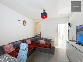 Deze centraal gelegen woning (nabij Doorniksewijk) is op heden verhuurd en bevat volgende indeling:Gelijkvloers :- Inkom- voorplaats (geschikt als...