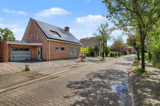 In de Edmond Meertstraat staat deze instapklare open bebouwing (bouwjaar 1987) op een perceel van 510 m². De woning is opgetrokken in beton met isolerende thermoblokken, een stevige en duurzame bouwwijze die zich vertaalt in een uitstekend energieprofiel. Met een EPC-label B (117 kWh/m²jaar) scoort ze ruim boven het gemiddelde voor de regio en zit ze dicht bij de Vlaamse doelstelling voor 2050. Een lucht-luchtwarmtepomp, 22 zonnepanelen, dakisolatie tot 25 cm, vloerisolatie, laadpaal en een driefasige aansluiting maken het plaatje compleet.<br />De ligging is een droom voor gezinnen met kinderen: rustige doodlopende straten zonder doorgaand verkeer en een speeltuin om de hoek. Veilig buitenspelen op wandelafstand, dat is hier vanzelfsprekend.<br />Binnen leidt een ruime inkomhal naar de lichtrijke leefruimte. De volledig geïnstalleerde keuken uit 2019 pronkt met Miele, Liebherr, AEG-inductie en ATAG-combioven. Het gelijkvloers biedt verder een inloopdouche, apart toilet en volop bergruimte. Boven vindt u drie volwaardige slaapkamers en een tweede badkamer met dubbele wastafel, ligbad en toilet. De vaste trap loopt door naar een ruime zolder.<br />Buiten speelt de woning haar troeven uit: een verzorgd terras, een fraai aangelegde tuin op het oosten en als blikvanger een overdekt buitenzwembad. De vernieuwde oprit biedt plaats voor twee wagens en leidt naar een ruime garage van 45 m² met elektrische poort en smeerput.<br />Bel of mail ons voor een afspraak op het nummer: 052/46.38.03 of info@uw-huis.be en wie weet tot binnenkort!<br />