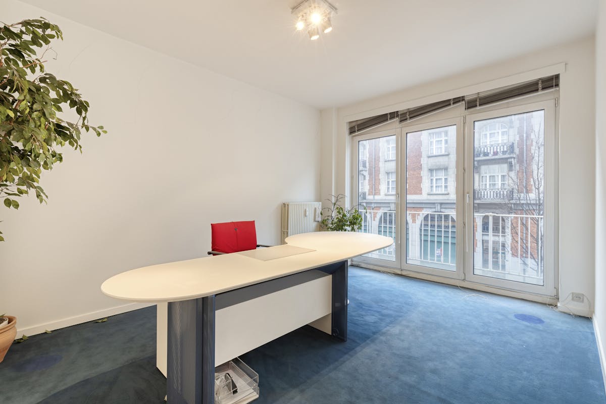 Lichtrijke en Strategisch Gelegen Kantoorruimte (33,5 m²) – Brussel - foto 4