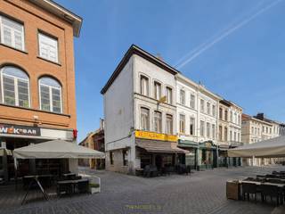 UNIEKE EIGENDOM met HANDELSPAND en RUIME PRIVÉWOONST, gelegen op een ABSOLUTE TOPLOCATIE in het HISTORISCHE CENTRUM van Gent. Dankzij de ligging in de bruisende Oudburg, één van de meest KARAKTERVOLLE STRATEN van de stad, geniet deze eigendom van een UITSTEKENDE ZICHTBAARHEID en een CONSTANTE PASSAGE. Hierdoor vormt dit pand de IDEALE OPPORTUNITEIT voor wie droomt van een HORECAZAAK of COMMERCIËLE ACTIVITEIT op een TOPLIGGING. Een absolute meerwaarde is de aanwezigheid van een RUIME WOONST, waardoor wonen en werken perfect gecombineerd kunnen worden. Bovendien beschikt deze eigendom over een EPC-LABEL D, waardoor er GEEN RENOVATIEVERPLICHTING van toepassing is.<br />De indeling gaat als volgt: bij binnenkomst wordt u verwelkomd in het ruime handelsgedeelte, dat tal van mogelijkheden biedt voor horeca of andere commerciële activiteiten. Aansluitend bevinden zich het sanitair voor cliënteel, een toog en een industriële keuken met aparte ingang, wat zorgt voor een efficiënte uitbating. Op de 1ste verdieping geeft de hal toegang tot een ingerichte privékeuken, een ruime woonkamer en een eerste slaapkamer. De 2de verdieping beschikt via de nachthal over nog eens 2 bijkomende slaapkamers. Op de 3de verdieping bevindt zich een ruime zolder, die extra mogelijkheden biedt voor uitbreiding, opslag of bijkomende woonruimte.<br />Buitenshuis geniet deze eigendom bovendien van een ruim terras, een bijzonder gegeerde troef in het centrum van Gent.<br /><br />Adres: Oudburg 17 te Gent<br /><br />EPC: 305kWh/m², G-score en P-score A, Geen renovatieverplichting van toepassing, Bestuursmaatregelen in het maatregelenregister: Neen