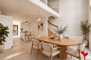 Bent u op zoek naar een stijlvolle en energiezuinige woning in hartje Leuven waar comfort centraal staat?<br />Bezoek dan snel deze prachtige nieuwbouwwoning met hoogwaardige afwerking in het prestigieuze project Burenberg.<br /><br />De woning beschikt over 3 slaapkamers, 2 badkamers, een privatieve parkeerplaats met laadpaal, 2 kelderbergingen, 2 fietsenstallingen en een bakfietsplaats.<br /><br />Bij het betreden van de woning komt u in een ruime inkomhal met gastentoilet. Op het gelijkvloers bevindt zich verder een praktische berging met aansluiting voor een wasmachine en een volledig uitgeruste open keuken met kookeiland. <br />De keuken is volledig geïnstalleerd met kwalitatieve toestellen zoals een BORA-inductiekookplaat. Aansluitend vindt u de lichtrijke eetruimte met indrukwekkende mezzanine en een plafondhoogte van maar liefst 5,50 meter, wat zorgt voor een uitzonderlijk ruimtelijk gevoel. Via de eetruimte heeft u toegang tot het terras.<br /><br />Op de eerste verdieping bevindt zich de gezellige leefruimte met een mooi open zicht en veel lichtinval door de grote raampartijen. <br />Verder vindt u hier een apart toilet, de eerste badkamer met douche en de eerste slaapkamer.<br />De tweede verdieping biedt nog twee volwaardige slaapkamers. De slaapkamer aan de achterzijde beschikt over een aangenaam privéterras met zicht op de gemeenschappelijke binnentuin.<br />Daarnaast is er een tweede badkamer met douche en een technische ruimte waarin alle technieken netjes zijn weggewerkt.<br /><br /><strong>Comfort en energiezuinigheid</strong><br /><br />Deze woning werd afgewerkt met oog voor kwaliteit en duurzaamheid:<br />• Geothermische warmtepomp met vloerverwarming én actieve koelfunctie.<br />• Regenwaterrecuperatie voor onder andere de toiletten.<br />• Vliegenramen in de volledige woning.<br />• Ventilatiesysteem type C in combinatie met raamventilatie.<br />• Voorbereiding voor de plaatsing van zonnepanelen.<br />• Raamdecoratie en verlichting worden nog voorzien.<br /><br /><strong>Praktische informatie</strong><br />• Huurprijs: € 1.995 per maand<br />• Gemeenschappelijke kosten: 65€/maand <br />• Onmiddellijk beschikbaar<br />• Inclusief 1 parkeerplaats met laadpaal, 2 private kelderbergingen, 2 fietsenstallingen en 1 bakfietsplaats.<br /><br />Deze instapklare nieuwbouwwoning combineert ruimte, luxe, energiezuinigheid en een uitstekende afwerking tot een bijzonder aangename woonervaring. <br /><br />Interesse? Neem gerust contact op voor meer informatie of een bezoek.<br /><br />*AI renders zijn louter ter illustratie en zijn niet bindend.