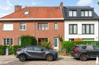 <strong>Gezellige gezinswoning met 3 slaapkamers en west georiënteerde tuin </strong><br /><br />BEZOEK AANVRAGEN EN KANDIDAAT STELLEN VIA DE WEBSITE WWW.DEBOERENPARTNERS.BE<br />Indien u een bezoek wenst aan te vragen aan dit eigendom, dan kan dit enkel via het aanvraagformulier op onze website. U zoekt het betreffende eigendom onder ons “aanbod te huur”, en klikt daarna bovenaan op “bezoek inplannen”. Daarna doorloopt u alle stappen en vult u de gevraagde gegevens in. Omwille van het grote aantal aanvragen, worden verzoeken via Immoweb, Immoscoop of Spotto niet behandeld. Enkel volledig ingevulde kandidaturen op onze website komen in aanmerking.<br /><br /><strong>Algemeen:</strong><br />- Zeer goede ligging in kindvriendelijke buurt<br />- Op wandelafstand van natuurdomein Hof ter Linden en Fort V<br />- 3 slaapkamers <br />- Volledig omheinde west georiënteerde tuin<br />- Blokjes parket over het gehele gelijkvloers<br />- Volledige geïnstalleerde keuken <br />- Badkamer met douche<br />- Authentieke elementen<br />- Beschikbaarheid: in onderling overleg<br /><br /><strong>Onmiddellijke omgeving:</strong><br />- Zeer vlotte bereikbaarheid naar Antwerpen en Brussel (E19 en trein)<br />- Nabij het centrum van Edegem met scholen, winkels, openbaar vervoer en verschillende natuurgebieden op fiets- en wandelafstand<br /><br /><strong>Technische kenmerken:</strong><br />- Geen gemeenschappelijke kosten <br />- Parketvloeren <br />- Kelder en zolderberging <br /><br /><strong>Indeling:</strong><br /><span>Gelijkvloerse verdieping</span><br />- Inkomhal met apart gastentoilet<br />- Ruimte leefruimte met open keuken<br />- Aparte zithoek<br />- Terras met zicht op de tuin<br />- Wasplaats/berging<br />- Onderhoudsvriendelijke tuin <br /><br /><span>Eerste verdieping</span><br />- Nachthal <br />- 3 slaapkamers<br />- Badkamer met douche, wastafel en toilet<br />- Luik naar de zolderberging