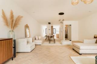 Een verborgen parel met karakter, ruimte en pure beleving (nieuwbouw met 4 slaapkamers).Achter deze gevel, op een opvallend rustige locatie en toch...