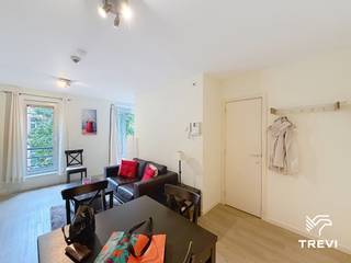 <div>
<p><strong>SCHAERBEEK</strong>, vlakbij het Jubelpark, dicht bij winkels en openbaar vervoer. Zeer goede buurt. Een mooie en lichte, GEMEUBILEERDE studio van ± 40 m² woonoppervlakte. De studio bestaat uit een woonkamer met slaaphoek, een open, volledig ingerichte keuken en een doucheruimte met toilet. Per direct beschikbaar. Raming van de kosten: 100 €/maand (koud water en gemeenschappelijke kosten). EPB: E 34 kg/(m²/jaar).</p>
<p><strong><span>GEMEUBILEERD appartement op de 2e verdieping</span> :</strong></p>
<p>- Woonruimte van ± 19 m²<br />- Ingerichte keuken (magnetron, kookplaat, afzuigkap, koelkast/vriezer en diverse accessoires)<br />- Slaaphoek van ± 9 m²<br />- Doucheruimte + toilet</p>
<p>Geen kelder</p>
<i></i></div>