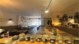 <strong>HORECAPAND </strong>met <strong>ruim TERRAS</strong> te koop op een uitstekende ligging in het <strong>centrum van Sint-Kruis Brugge</strong>.<br />Deze koop is <strong>inclusief de OVERNAME</strong> van het <strong>handelsfonds </strong>met name een instapklare <strong>Ontbijt- Lunchzaak & Tea-room</strong>.<br />Deze interessante zaak is ideaal voor uitbating door een koppel!<br />en heeft bovendien volgende <strong>Troeven:</strong><br />+ Bewezen omzet!<br />+ Afgewerkt en ingericht met duurzame materialen!<br />+ Kindvriendelijk!<br />+ De huidige uitbaters zijn, indien gewenst, bereid de nieuwe uitbaters te begeleiden en zo een warme overdracht te faciliteren en de continuïteit van de zaak te waarborgen!<br />+ Geen handelshuur door aankoop gebouw!<br /><br />Aankoopprijs handelspand : 250.000 euro<br />Overnameprijs handelsfonds : 75.000 euro<br />Er is tevens de mogelijkheid tot aankoop van een appartement ( Thans verhuurd ) op de eerste verdieping en met een afzonderlijke toegang via nr. 136 A!<br />+ Uitstekende mobiscore 9 op 10!<br /><br />Omvat een gelagzaal + bar met een capaciteit van 32 personen, keuken, kelderverdieping, dames- en herentoiletten, een terras met een capaciteit van 30 personen en een kleine bergruimte. Op het terras is ook een trampoline aanwezig voor de kids.<br />Dit pand is mogelijks onderhevig aan de renovatieplicht van niet-residentieel vastgoed, opgelegd door de Vlaamse overheid.<br />Vastgoedinformatie in aanvraag<br />P-score=A G-score=A<br />#slimondernemen #sintkruis #brugge #horeca<br /><br />Bruikbare vloeroppervlakte 94 m²<br />Totale grondoppervlakte 222 m²