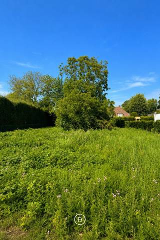 In een gegeerde, residentiële buurt van Wemmel ligt deze prachtige bouwgrond van 714 m² (7a 14ca), een uitgelezen kans voor wie een woning volledig op maat wil realiseren. Het perceel bevindt zich in Eykenveld, aan het einde van een rustige doodlopende straat, en biedt daardoor een bijzonder aangename combinatie van privacy, veiligheid en groen. Tegelijk woont u hier op korte afstand van het centrum, scholen, winkels, openbaar vervoer en de belangrijkste verbindingswegen.<br /><br />De grond leent zich uitstekend voor een ruime, hedendaagse gezinswoning met tuin en garage. Ook een woning met ruimte voor een vrij beroep of praktijk behoort, mits de nodige vergunningen, tot de mogelijkheden. <br /><br />Doordat de vroegere bouwvergunning uit 2021 is vervallen, kunt u vandaag een nieuw project uitwerken dat volledig aansluit bij uw wensen en de actuele bouwvoorschriften. Bovendien is het perceel niet overstromingsgevoelig, met een P-score en G-score van A, en zijn er geen gekende erfdienstbaarheden. Een zeldzame gelegenheid om uw toekomstwoning te bouwen op een rustige topligging in Wemmel.