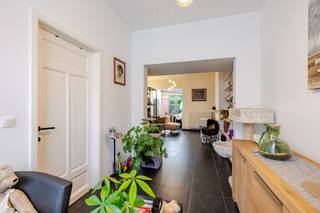 <p><span>Op zoek naar een instapklare woning met een aangename tuin en een uitstekende ligging in Aalst? Dan is deze charmante woning zeker een bezoek waard! Dankzij de ligging op wandelafstand van het centrum en het gezellige Klein Parksken geniet u hier van een ideale combinatie van rustig wonen en alle voorzieningen binnen handbereik.</span></p><p><span> </span></p><p><span>Bij het binnenkomen wordt u verwelkomd in een aangename woning met een ruime leefruimte en open keuken, een ideale plek om gezellig samen te komen met familie en vrienden. Verder beschikt de woning op het gelijkvloers over een praktische badkamer met douche en lavabomeubel, een apart toilet en een handige bergruimte.</span></p><p><span> </span></p><p><span>Een absolute troef is de aangename buitenruimte. Via de leefruimte bereikt u het mooie terras en de aangelegde tuin, waar u heerlijk kunt genieten van zonnige dagen, een gezellige barbecue of gewoon van een momentje rust.</span></p><p><span> </span></p><p><span>Op de verdieping bevinden zich drie slaapkamers, waardoor de woning perfect geschikt is als comfortabele gezinswoning. Daarnaast is er nog een praktische opbergzolder, ideaal voor het stockeren van seizoensgebonden spullen.</span></p><p><span> </span></p><p><span>Een instapklare woning met 3 slaapkamers, een aangename tuin en een topligging nabij het centrum van Aalst. Kortom: een ideale woning voor wie comfortabel wil wonen op een centrale en toch rustige locatie!</span></p><p><span> </span></p><p><span>Voor meer informatie en/of een bezoek, contacteert u Didier van Immo Zone op het nummer 0476/ 73. 17. 99.</span></p><p><span> </span></p><p><span> </span></p>