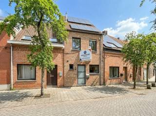 Leuke gezinswoning met 3 slpk, ruime tuin en zeer centrale ligging. EPC B 133 kWh/m² , elektriciteit = CONFORMLigging: gelegen in een rustige...