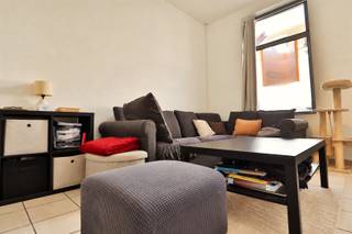 <p><span>GEZELLIGE WONING NABIJ HET CENTRUM</span></p><p><span> </span></p><p><span>Deze woning geniet van heel veel wooncomfort, mooie ruimtes en aangenaam veel licht. </span></p><p><span> </span></p><p><span>Inkom met traphal en doorsteek naar de leefruimte waar eethoek, zithoek en keuken vlot met elkaar verbonden zijn. <br />De keuken geniet van een mooie inrichting met heel veel kastruimte. <br />Een leuke uitbouw kan ingezet worden als hobbyhoek of extra woonplaats, heel veel glas zorgt er voor een ware tuin beleving. <br /><br />Er zijn 2 slaapkamers en een nette badkamer. <br />Een ruim terras en een groene tuin zorgen voor heel wat buitenplezier. </span></p><p><span> </span></p><p><span>Meubels inbegrepen in de huurprijs.</span></p><p><span> </span></p><p><span>NABIJ HET CENTRUM<br />VLOT BEREIKBAAR<br />LEUKE INDELING<br />AANGENAME BUITENRUIMTE</span></p>