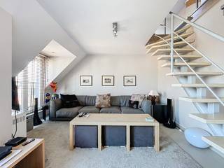 Mooi gemeubeld appartement gelege vlak bij zee en in het centrum van Sint-Idesbald. Indeling: inkomhal met toilet, eetkamer, ingerichte keuken, living, TV-kamer of bureau, badkamer, slaaphoek, slaapkamer en tweede badkamer. Terras met zijdelings zeezicht. Mogelijkheid tot aankoop van een garage in nabijgelegen residentie. Ref. Plaza 0501