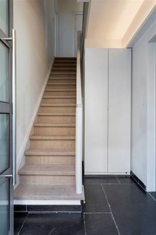 <p><span>Ideale gezinswoning op een uitmuntende ligging nabij alle faciliteiten in de residentiële Molenveldwijk. </span></p><p><span>4 slaapkamers, 2 badkamers en onderhoudsvriendelijk Z-tuin. </span></p><p><span> </span></p><p><span>Indeling:</span></p><p><span>Bij het betreden van deze prachtige woning komt u binnen in een ruime inkom- en traphal, voorzien van een apart gastentoilet. Vooraan bevindt zich een volledig ingerichte, lichtrijke leefkeuken. Deze loopt naadloos over in een sfeervolle leef- en eetruimte met grote schuiframen die uitgeven op het aangelegde terras en de zuidwest-georiënteerde tuin perfect voor lange, gezellige zomeravonden.</span></p><p><span>Op de eerste verdieping bevinden zich drie ruime slaapkamers. Daarnaast is er een volledig uitgeruste badkamer met ligbad, douche, dubbele wastafel in meubel, handdoekdroger én een apart toilet.</span></p><p><span>De bovenste verdieping is ingericht als een volwaardige ouderverdieping, met een royale slaapkamer, een aparte dressing en een ensuite douchekamer.</span></p><p><span>Tot slot beschikt de woning over een garage en een extra staanplaats op de oprit.</span></p><p><span> </span></p><p><span> </span></p><p><span>Bijzonderheden:</span></p><p><span>* Thermostaat</span></p><p><span>* Zonnepanelen met batterij </span></p><p><span>* Airco</span></p><p><span>* Gashaard</span></p><p><span>* Alarmsysteem</span></p><p><span>* Zonnescreens </span></p><p><span>* Asbestveilig </span></p><p><span>* Gunstig EPC label B</span></p><p><span>* Volledig geïnstalleerde keuken</span></p><p><span>* Z-tuin met volledige privacy</span></p><p><span>* Kelder ideaal voor opslag </span></p><p><span>* Beschikbaarheid: 01/10/2026 | standaard huurcontract | 3 maanden waarborg </span></p><p><span> </span></p><p><span>Ligging:</span></p><p><span>Dankzij de centrale ligging zijn scholen, winkels en openbaar vervoer vlot bereikbaar. Bovendien bevinden zich op wandelafstand meerdere speeltuinen, wat deze woning extra aantrekkelijk maakt voor gezinnen.</span></p><p><span>Deze instapklare woning combineert stijl, ruimte en comfort en is een unieke kans voor wie op zoek is naar een moderne en aangename woonomgeving.</span></p><p><span> </span></p><p><span> </span></p>
