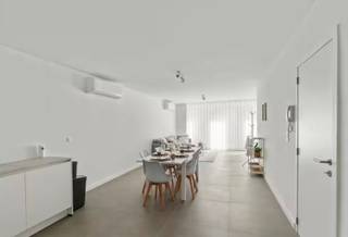 Volledig gerenoveerd, modern en energiezuinig wonen op wandelafstand van zee<br /><br />Bent u op zoek naar een stijlvol en volledig instapklaar appartement aan de kust? Dit recent gerenoveerde appartement in Mariakerke (Oostende) biedt u comfort, elegantie én een toplocatie!<br /><br />Dit lichtrijke appartement werd in 2025 volledig vernieuwd en is afgewerkt met hoogwaardige materialen. De open leefruimte sluit naadloos aan op een moderne keuken, volledig uitgerust met kwalitatieve toestellen. Verder beschikt het appartement over twee volwaardige slaapkamers, een luxueuze badkamer met inloopdouche en een energiezuinige warmtepomp voor efficiënte verwarming.<br /><br />Wonen in Mariakerke betekent wonen op een AAA-locatie: op enkele stappen van het strand, nabij winkels, horecazaken, en met een vlotte bereikbaarheid via zowel wagen als openbaar vervoer. Hier geniet u elke dag van het beste wat de kust te bieden heeft.<br /><br />