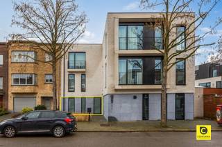 <p><span>Energiezuinig gelijkvloers appartement met terras en gemeenschappelijke tuin </span></p><p><span>Welkom in dit energiezuinige gelijkvloerse appartement, gelegen in een recent gebouwd appartementsgebouw aan de Schuurveldlaan. Hier geniet u van modern wooncomfort, een uitstekende label A en een aangename combinatie van binnen- en buitenruimte. Dankzij de energiezuinige technieken zoals de vloerverwarming, ventilatiesysteem type C+ én de aanwezige zonnepanelen, woont u hier niet alleen comfortabel maar ook bijzonder energie-efficiënt en toekomstgericht.</span></p><h2><span>Ligging</span></h2><p><span>Dit appartement heeft een zeer gunstige en strategische ligging aan de Schuurveldlaan, in de nabijheid van zowel het dorpscentrum van Wilrijk als Aartselaar. Daarnaast geniet u van een uitstekende verbinding naar de belangrijkste invalswegen richting Antwerpen en Brussel, wat deze locatie bijzonder interessant maakt voor pendelaars. U woont hier in een rustige woonomgeving met toch alle voorzieningen zoals winkels, scholen, horeca en openbaar vervoer binnen handbereik.</span></p><h2><span>Indeling</span></h2><p><span>Via de inkomhal, afgewerkt met een stijlvolle grijze tegelvloer, komt u meteen in een lichtrijke en aangename sfeer terecht. De inkomhal geeft toegang tot de verschillende ruimtes en leidt u verder naar de ruime leefruimte met open eilandkeuken.</span></p><p><span>De leefruimte geniet van uitzonderlijk veel natuurlijk licht dankzij de hoogrendements aluminium raampartijen over de volledige breedte. Deze bieden bovendien een mooi zicht op het privatieve terras en de gemeenschappelijke tuin. Twee ramen zijn voorzien van vliegenramen voor extra comfort. Via de schuifdeur bereikt u het privatieve terras van ca. 14 m², waar het heerlijk vertoeven is. De aanpalende gemeenschappelijke tuin voelt dankzij de beschutting quasi privatief aan en biedt een rustige groene omgeving om te ontspannen of gasten te ontvangen.</span></p><p><span>De open eilandkeuken is modern en hoogwaardig afgewerkt met onder meer een composiet werkblad en beschikt over alle hedendaagse toestellen: vaatwasser, oven, inductiekookplaat, koelkast, diepvries en voldoende kastruimte. Aansluitend bevindt zich een praktische berging met extra stockageruimte.</span></p><p><span>Verder bevindt zich links van de inkomhal de ruime slaapkamer, met voldoende plaats voor een dubbel bed en kastruimte. De badkamer is modern afgewerkt en voorzien van een inloopdouche, lavabo en handdoekradiator. Daarnaast is er nog een aparte technische ruimte met aansluiting voor wasmachine en droogkast.</span></p><p><span>In de ondergrondse verdieping beschikt u over een zeer ruime kelderberging, bereikbaar via lift of trap. Tevens is er een gemeenschappelijke fietsenberging aanwezig. De ondergrondse autostaanplaats dient verplicht mee aangekocht te worden voor een vraagprijs van 20.000 euro</span></p><p><span>Een extra troef is dat de aankoop kan gebeuren onder registratierechten (2%) in plaats van btw, wat financieel zeer interessant is.</span></p><h2><span>Troeven</span></h2><ul><li><span>Energiezuinig appartement met label A </span></li><li><span>Zonnepanelen aanwezig </span></li><li><span>Vloerverwarming </span></li><li><span>Ventilatiesysteem type C+ </span></li><li><span>Recent bouwjaar </span></li><li><span>Privatief terras en gemeenschappelijke tuin met quasi privatief gevoel </span></li><li><span>Zeer ruime kelderberging </span></li><li><span>Gemeenschappelijke fietsenberging </span></li></ul><p><span> </span></p><p><span>Dit appartement combineert comfort, luxe en een uitzonderlijk buitengevoel op een toplocatie in Wilrijk.</span></p><p><span> </span></p>