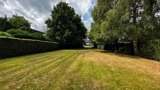 Bij het betreden van de woning kom je in de inkomhal, met aansluitend een bureauruimte, perfect voor thuiswerk of een rustige hobbyruimte. De...