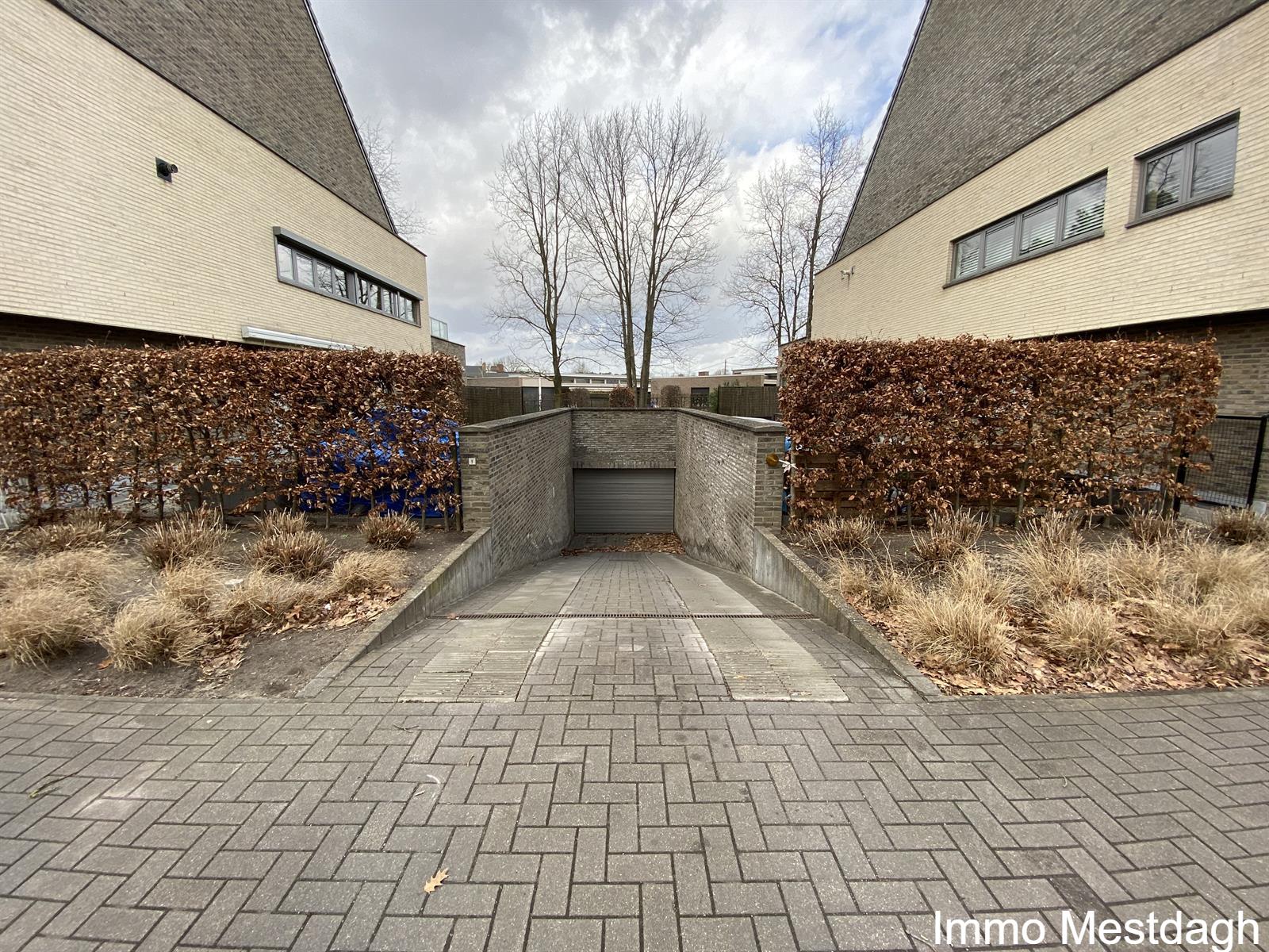 Ondergrondse staanplaats(en), in- &amp; uitrijpoort met afstandsbediening. - foto 2