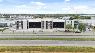 Deze indrukwekkende bedrijfsunits, gelegen in een stijlvol en modern complex, bieden een unieke kans voor ondernemers die op zoek zijn naar een nieuw bedrijfsgebouw op een uitstekende ligging. Er zijn 3 bedrijfsunits (kantoor + loods) te koop. De kantoren hebben een oppervlakte van 339 m² en worden casco verkocht. De loodsen van unit 1 heeft een oppervlakte van 860 m².<br /><br />De bedrijfsgebouwen worden verkocht als casco verwarmbare gebouwen zonder HVAC, volgens plannen en tekeningen van de architect en conform de omgevingsvergunning, huidig lastenboek en de voorwaarden opgenomen in de verkoopovereenkomst en eventuele statuten met<br />bijbehorend reglement van mede- eigendom. De gebouwschil voldoet aan de isolatienormen.<br /><br />Het project is opgesplitst in 3 entiteiten:<br />- Unit 1: magazijn met kantoorgebouw, links gezien vanaf de Industrieweg<br />- Unit 2: magazijn met kantoorgebouw, midden gezien vanaf de Industrieweg<br />- Unit 3: magazijn met kantoorgebouw, rechts gezien vanaf de Industrieweg<br /><br />De plannen kunnen gewijzigd worden in samenspraak met de promotor en het architectenbureau voor zoverre dit nog mogelijk is. Eventuele meerprijzen worden verrekend en worden gestaafd middels een verrekeningsvoorstel door promotor opgemaakt.<br /><br />PRIJS OP AANVRAAG<br /><br />Meer info? Contacteer Immo-Lys: bel 056 35 40 74 of mail info@immo-lys.be