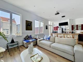 <p><strong>We Invest Brussel-Europa</strong> heeft het genoegen u dit lichtrijke appartement met 2 slaapkamers en terras voor te stellen, ideaal gelegen in <strong>Elsene – wijk Sint-Bonifaas</strong>, Lange-Levenstraat 34.</p>
<p>Gelegen op de 2de verdieping van een goed onderhouden gebouw, biedt dit appartement een oppervlakte van ongeveer <strong>102 m²</strong> en overtuigt het door zijn mooie lichtinval en functionele indeling.</p>
<p>Het appartement bestaat uit een inkomhal, een ruime en lichtrijke woon- en eetkamer, een ingerichte keuken, <strong>twee comfortabele slaapkamers</strong>, een badkamer en een aangenaam <strong>achterterras</strong> dat een rustige buitenruimte biedt.</p>
<p>Technische informatie :</p>
<ul>
<li>PVC ramen met dubbele beglazing</li>
<li>Individuele verwarmingsketel</li>
<li>Lichtrijk appartement</li>
<li>Privéterras</li>
</ul>
<p>De ligging is een echte troef: in het hart van <strong>Elsene</strong>, in de gegeerde <strong>Sint-Bonifaaswijk</strong>, vlakbij <strong>winkels, restaurants en openbaar vervoer (bus en tram)</strong> en op enkele minuten van het centrum van Brussel en de Europese instellingen.</p>
<p>👉 Ideaal als eerste aankoop of als investering in Brussel.</p>
<p>Mis deze kans niet om een eigendom te verwerven in één van de meest gegeerde wijken van Elsene.</p>
<p>📩 Meer info en bezoeken via <strong>We Invest Brussel-Europa</strong><br />👤 Frédéric Top<br />📞 +32 472 34 44 08<br />📧 frederic.top@weinvest.be</p>