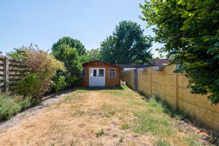 Deze woning geniet van een uitstekende ligging in Schoten, met winkels, scholen, openbaar vervoer en dagelijkse voorzieningen op korte afstand.<br />Ook het Vordensteinpark en de Vaart bevinden zich vlakbij en bieden tal van mogelijkheden om te wandelen, fietsen en ontspannen in het groen. Dankzij de centrale ligging en vlotte verbindingen naar Antwerpen en de omliggende gemeenten woont u hier bijzonder praktisch en goed bereikbaar.<br /><br /><strong>Indeling</strong><br />De woning is toegankelijk via zowel de voordeur als een praktische zijingang, ideaal voor fietsen.<br /><br />Via de inkomhal met gastentoilet bereikt u de woonkamer met aansluitende eetkamer. Verder bevindt zich de volledig geïnstalleerde keuken, die rechtstreeks toegang biedt tot de zonnige, zuidwest georiënteerde tuin. Het terras is voorzien van een elektrische zonneluifel en vormt een aangename plek om tijdens zonnige dagen van het buitenleven te genieten.<br /><br />Op de eerste verdieping bevinden zich drie volwaardige slaapkamers, waarvan één voorzien is van ingemaakte kasten. De ruime badkamer is uitgerust met een inloopdouche, ligbad, lavabomeubel en aansluitingen voor wasmachine en droogkast.<br /><br />Daarnaast bevindt er zich op de eerste verdieping een praktische bergruimte.<br /><br />Tot slot zijn er nog een handige opbergzolder, een kelder en een kruipruimte onder de woning.<br /><br /><strong>Bijzonderheden</strong><br />+ EPC B<br />+ 10 zonnepanelen<br />+ Conforme elektrische installatie<br />+ Zuidwest georiënteerde tuin<br />+ 3 volwaardige slaapkamers<br />+ Centrale ligging nabij Vordensteinpark en de Vaart