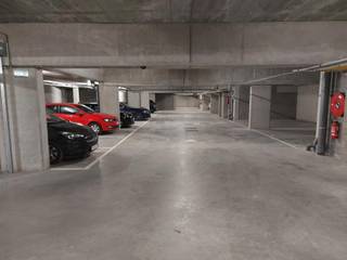 Ondergrondse autostaanplaats beschikbaar onder nieuwbouwproject Berthout. Inrit langst Tulpenstraat. Achter elektrische toegangspoort...