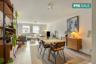 Discover this renovated two-bedroom apartment with a living area of 78 m², ideally located just a few minutes' walk from the bustling city...