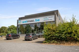 Gebouw met bedrijfs-/handelsruimtes en bovenliggend appartement – Zemst<br /><br />Op een centrale ligging in Zemst, langs de as Brussel–Mechelen, bieden wij een gebouw te koop aan op een perceel van 1.352 m². Het pand telt drie niveaus en is op vandaag volledig verhuurd.<br /><br />Indeling<br /><br />Kelderniveau (-1): 450 m²<br />Gelijkvloers: 450 m²<br />Appartement (+1): 390 m² met aansluitend terras van 60 m²<br /><br />Troeven<br /><br />Drie volwaardige niveaus met ruime, flexibele oppervlaktes<br />Perceel van 1.352 m²<br />Bovenliggend appartement met royaal terras van 60 m²<br />Momenteel volledig verhuurd<br />Vlot bereikbaar vanuit Brussel, Mechelen en de omliggende regio<br /><br />Vraagprijs<br />€ 1.950.000 excl. registratierechten en notariskosten.<br /><br />Interesse of nood aan bijkomende informatie? Neem gerust contact met ons op voor een plaatsbezoek en het volledige dossier. 02.462.32.00