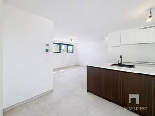 <p><span>KOOP DEZE PENTHOUSE AAN 6% BTW!!</span></p><p><span> </span></p><p><span>Penthouse 2.1 heeft een oppervlakte van 189m², is bereikbaar met een lift en bevindt zich op de 2</span><span><sup>de</sup></span><span> verdieping.</span></p><p><span>Het private terras is 14m² en kijkt uit op de prachtige, gemeenschappelijke tuin van dit project.</span></p><p><span>De indeling van het appartement bestaat uit:</span></p><p><span>Inkom met apart toilet,</span></p><p><span>Ruime leefruimte met open keuken met berging en aparte bureauhoek,</span></p><p><span>2 slaapkamers,</span></p><p><span>Badkamer met plaats voor dubbele lavabo, inloopdouche en ligbad,</span></p><p><span> </span></p><p><span>Uniek aan deze penthouse is de ruime, afgewerkte zolderverdieping die in de prijs zit! </span></p><p><span>Wat is er INBEGREPEN in de afwerking van de zolderverdieping:</span></p><p><span>Trap: Er is een vaste betonnen trap naar de zolderverdieping, welke betegeld afgewerkt zal worden;</span></p><p><span>+ Chapewerk;</span></p><p><span>+ Vloerverwarming;</span></p><p><span>+ Vloerwerk: Volgens het budget in het lastenboek;</span></p><p><span>+ Gyprocwerk: Dakwanden worden afgewerkt. Zolder wordt opgeleverd als 1 open ruimte;</span></p><p><span>+ </span><span>Wachtleidingen elektra & sanitair zitten klaar;</span></p><p><span> </span></p><p><span>De zolder is dan één grote ruimte ideaal voor:</span></p><p><span>+ Home office</span></p><p><span>+ Extra leefruimte</span></p><p><span>+ Hobbyruimte</span></p><p><span>+ Men cave ;-)</span></p><p><span>+ ...</span></p><p><span> </span></p><p><span>Vermelde prijzen zijn exclusief aankoopkosten (BTW, registratie,...), staanplaats en berging!</span></p><p><span> </span></p><p><span>Extra optie mogelijk:</span><span> zolderverdieping inclusief vloerverwarming afwerken tot 2 extra Slaapkamers & 1 badkamer uitgerust met dubbele lavabo & douche, </span></p><p><span>Mits deze opleg beschik je over een penthouse met 4 slaapkamers en 2 badkamers = de ideale kangoeroewoning (zorgwoning).</span></p><p><span> </span></p><p><span>Deze penthouse wordt verkocht met één ondergrondse staanplaatsen en een kelderberging.</span></p><p><span><br />Interesse in deze knappe, ruime penthouse? Bel ons voor een vrijblijvende presentatie met aansluitend een werfbezoek.</span></p><p><span> </span></p><p><span>Koop nu een appartement in Residentie Dubbelhuis en betaal 6% BTW i.p.v. 21%.<br /><br /></span></p><p><span>Wil je graag meer informatie of een bezoek ter plaatse? Bel 013 31 25 22.<br />We helpen je met veel plezier verder.</span></p><p><span> </span></p><p><span>Dubbelhuis is een ontwikkeling van VERALTIS.</span></p><p><span> </span></p><p><span> </span></p>