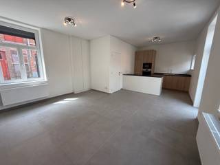 Statige stadswoning in Sint-Gillis kwartier nabij ‘Lange Rei’.Volledig gerenoveerde stadswoning met nieuwe keuken, badkamer etc..Inkomhal met...