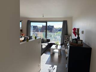 <p>Licht, ruimte en rust vlak bij het centrum van Lier</p><p>In het recente woonproject Netheland, gelegen aan de Ringenhofweg 87 in Lier, vind je dit moderne en uitstekend onderhouden appartement dat comfort, rust en een aangename woonomgeving perfect combineert.</p><p>Het appartement heeft een bewoonbare oppervlakte van 70m² en bevindt zich op de tweede verdieping van een gebouw uit 2021. Dankzij de grote raampartijen geniet je doorheen de dag van veel natuurlijke lichtinval. Een absolute troef is het ruime, ZW-gerichte balkon van maar liefst 20m², waar je volop van de zon kunt genieten. Bovendien woon je hier in alle rust, terwijl het centrum van Lier en de dagelijkse voorzieningen vlakbij liggen.<br />De lichtrijke leefruimte sluit naadloos aan op de open keuken en vormt een gezellige plek om te ontspannen, te koken of vrienden te ontvangen. Dankzij de doordachte indeling wordt elke vierkante meter optimaal benut, zonder verloren ruimte. Het appartement beschikt over een ruime slaapkamer en een comfortabele badkamer met inloopdouche en toilet. Door de recente bouw en de uitstekende staat van onderhoud is het appartement volledig instapklaar.</p><p>Met een EPC-label A geniet je van een energiezuinige woning en lage energiekosten. Het gebouw beschikt bovendien over een lift en het appartement voldoet aan de geldende conformiteitsvereisten.<br />Bij het appartement hoort een ondergrondse parkeerplaats en een private berging van 4.5m². Beide worden verplicht samen met het appartement aangekocht. Daarnaast is er een gemeenschappelijke ondergrondse fietsenstalling.</p><p>De vraagprijs voor het appartement bedraagt € 259.000. De ondergrondse parkeerplaats en berging worden verplicht mee aangekocht voor € 20.000.</p><p>Wil je dit appartement graag zelf ontdekken? De bezichtigingen vinden uitsluitend plaats op zaterdag 24 en zondag 25 oktober.</p><p>Reserveer eenvoudig je gewenste tijdslot via onderstaande link: https://forms.gle/NMKT3NbdbFNnUnUo9</p>