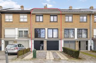 Indeling: Gelijkvloers: - inkomhal- garage- berging met aansluiting voor wasmachine- gezellige tuinEerste verdieping: - leefruimte met zithoek...