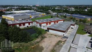 Nieuwbouw KMO-unit met een oppervlakte van 1.145 m² te koop op toplocatie in Izegem, voorzien van volgend <strong>afwerkingspakket</strong>:<br />- 4 lichtpunten<br />- sectionale poort<br />- waterkraan<br />- keuring water & elektriciteit<br />- 2 stopcontacten<br /><br />De bedrijfsruimte (brandklasse B) heeft een vrije hoogte van +/- 6 m en is opgebouwd uit een staalconstructie in combinatie met een betonplint en geïsoleerde sandwichpanelen. De loods is toegankelijk via een automatische sectionale poort met aparte toegangsdeur en glaspartij. Elke unit is uitgerust met een lichtstraat voor extra natuurlijke lichtinval.<br />Deze duurzame bedrijfsgebouwen zijn geschikt voor zowel opslag als productie en bieden een ideale omgeving om te ondernemen. Per magazijn zijn minstens twee privatieve parkeerplaatsen voorzien.<br />Strategisch gelegen langs de Stuivenbergstraat, met vlotte verbinding naar de E403 – een uitstekende uitvalsbasis voor de hele regio.<br /><br /><strong>Onmiddellijk beschikbaar.</strong><br /><br />Contacteer <strong>PANORAMA B2B</strong> voor bijkomende (technische) inlichtingen, plannen of een vrijblijvend plaatsbezoek <strong>050 300 800</strong>.