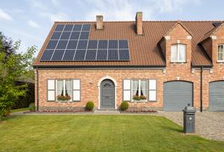 Deze ruime en verzorgde woning biedt alle comfort voor een groot gezin en is praktisch ingedeeld met veel leefruimte en natuurlijke...