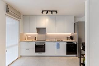 Volledig gerenoveerd appartement met 2 slaapkamers te koop vlakbij het centrum van Nieuwpoort-Stad.<br /><br />Het appartement bevindt zich op de tweede verdieping en heeft de volgende indeling:<br />Ruime inkomhal met apart gastentoilet en toegang tot de leefruimte met open keuken. Vanuit de hal bereikt u tevens de twee slaapkamers en de badkamer. Het appartement beschikt over een terras aan zowel de voor- als achterzijde.<br /><br />Enkele troeven:<br /><br />- Goede bereikbaarheid;<br />- Gunstig EPC;<br />- Volledig gerenoveerd.<br /><br />Meer informatie of een afspraak? Contacteer ons!
