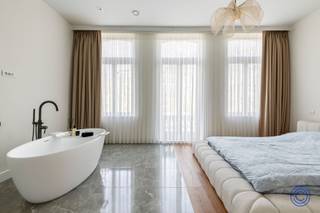 <p><span>Informatie Appartement</span></p><p><span>Ervaar exclusief wonen in dit uitzonderlijk duplexappartement, waar luxe, ruimte en licht harmonieus samenkomen. Gelegen in een stijlvol gerenoveerd herenhuis (2023) op de gegeerde Amerikalei, biedt deze unieke woonst een zeldzame combinatie van karakter en hedendaags comfort. De indrukwekkende leefruimte met een plafondhoogte tot meer dan 5 meter creëert een ongeëvenaard gevoel van openheid en elegantie. Aansluitend vindt u een hoogwaardige open keuken, uitgerust met Siemens toestellen en ontworpen voor wie houdt van kwaliteit en verfijning. Met drie volwaardige slaapkamers, waaronder een royale master met en-suite badkamer en dressing mogelijkheden, geniet u hier van optimaal wooncomfort. De tweede slaapkamer beschikt over een rustig balkon, terwijl het zonovergoten dakterras van ca. 18 m² dé plek is om te ontspannen in alle privacy, met aangename avondzon dankzij de west oriëntatie. Dit appartement is bovendien uitgerust met energiezuinige l/l warmtepompen (verwarming én koeling), zonnepanelen en een ventilatiesysteem, wat zorgt voor een duurzaam en comfortabel binnenklimaat (EPC A). Een unieke opportuniteit voor wie luxueus en stijlvol wil wonen op toplocatie, op wandelafstand van het bruisende Zuid.</span></p><p><span> </span></p><p><span>Indeling</span></p><p><span>2de verdieping</span></p><ul><li><span>Royale, lichtrijke master bedroom (± 25 m²) met en-suite badkamer en ruimte voor een volwaardige dressing</span></li><li><span>Elegante nachthal met ingemaakte kasten en stijlvolle houten trap naar de bovenverdieping</span></li><li><span>Tweede slaapkamer (± 13 m²) met directe toegang tot een knus, rustig gelegen balkon (± 3 m²)</span></li><li><span>Derde slaapkamer (± 10 m²), ideaal als kinder-, logeer- of bureauruimte</span></li><li><span>Ruime, praktische berging met aansluitingen voor wasmachine en droogkast</span></li><li><span>Moderne badkamer met stijlvol lavabomeubel, spiegelkast en luxe inloopdouche met massagestralen</span></li><li><span>Apart toilet met lavabo</span></li></ul><p><span> </span></p><p><span>3de verdieping</span></p><ul><li><span>Aparte inkomhal met gastentoilet en vestiairekast</span></li><li><span>Indrukwekkende leefruimte met uitzonderlijke plafondhoogte (tot >5 m) en overvloedig licht</span></li><li><span>Open, volledig uitgeruste design keuken met hoogwaardige Siemens toestellen en veel opbergruimte</span></li><li><span>Via de leefkeuken bereikt u het ruim, zonovergoten dakterras (± 18 m²) met prachtig uitzicht en west oriëntatie</span></li><li><span>Toegang tot een ruime mezzanine van ca. 20m², ideaal als bureauruimte</span></li></ul><p><span> </span></p><p><span>Extra's</span></p><ul><li><span>Hoogwaardig vernieuwbouw project, volledig gerenoveerd in 2023</span></li><li><span>Verwarming én koeling via energiezuinige lucht/lucht warmtepompen</span></li><li><span>4 zonnepanelen voor extra duurzaamheid en lagere energiekosten</span></li><li><span>Plafondhoogte tot ca. 5 m voor een uitzonderlijk ruimtelijk gevoel</span></li><li><span>Centrale ventilatie voor optimaal binnenklimaat</span></li></ul><p><span> </span></p><p><span>Algemene Informatie</span></p><ul><li><span>Maandelijkse kosten: geschat op 30 euro/maand (onderhoud en verbruik van de gemeenschappelijke delen, verzekering, enz.)</span></li><li><span>Individuele meters voor elektriciteit en water</span></li><li><span>Geen aansluiting voor gas</span></li></ul><p><span> </span></p><ul><li><span>EPC: label A</span></li><li><span>Elektrische keuring: conform AREI</span></li><li><span>Asbestattest: in aanvraag</span></li></ul><p><span> </span></p><ul><li><span>Aandeel koper in de kostprijs van de basisakte: 1.150 euro incl. btw</span></li></ul><p><span> </span></p><p><span>Gebouw</span></p><ul><li><span>Karaktervol herenhuis met 3 appartementen</span></li><li><span>Lopende regularisatie van het gebouw (aankoop onder opschortende voorwaarde tot het bekomen van deze regularisatie). Er werd een vergunning afgeleverd voor 3 appartementen en een studio</span></li><li><span>Betonnen vloer tussen gelijkvloers en souterrain, overige verdiepingen met houten structuur voorzien van geluiddempende isolatie</span></li><li><span>Centraal rookdetectiesysteem aanwezig</span></li><li><span>Videofoon aanwezig</span></li><li><span>Geen lift</span></li></ul><p><span> </span></p><p><span>Ligging</span></p><ul><li><span>Gelegen op een absolute toplocatie op de Amerikalei, op wandelafstand van het Zuid met zijn bruisende horeca, winkels en musea. Vlotte verbinding naar de Antwerpse ring</span></li><li><span>Mobiscore: 9,6/10 – ideaal voor wie comfortabel en stedelijk wil wonen</span></li></ul><p><span> </span></p><p><span>*De informatie in deze prospect is ter informatieve titel: de kandidaat-kopers moeten hun eigen zaak maken van het verkrijgen, controleren en interpreteren van deze informatie.</span></p><p><span> </span></p><p><span> </span></p>