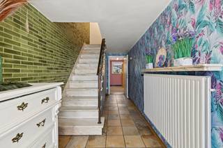 <br />Deze solide bel-etagewoning is ideaal gelegen op wandelafstand van het station en biedt tal van mogelijkheden voor wie op zoek is naar een woning met ruimte en potentieel. Op het gelijkvloers bevindt zich een ruime garage, een praktische wasplaats, een berging en een gezellig overdekt terras waar het heerlijk vertoeven is. De eerste verdieping omvat een aangename leefruimte, een keuken met eethoek, drie volwaardige slaapkamers, badkamer en zolderruimte. De woning beschikt bovendien over een gezellige tuin waar je in alle rust en privacy kan genieten. Voor alle info : dirk@berno.be<br />