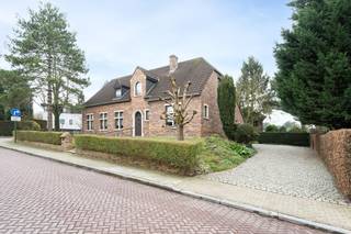 Te koop: open bebouwing in een rustige villawijk van Brussel, gelegen aan Avenue de l'Amphore 15, op korte afstand van scholen, openbaar vervoer...