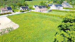 We Invest Malmedy presenteert u dit bouwgrondstuk van 1.434 m² in de zeer gewilde gemeente Jalhay. Op slechts enkele minuten van het dorpscentrum...