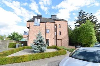 Ruim Triplex appartement met 3 slaapkamers, terras en grote inpandige garage. Het appartement maakt deel uit van de kleinschalige...
