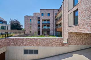 <p><strong>95% VERKOCHT! Grijp nu je kans </strong>alvorens het project is uitverkocht.<strong><br />Geniet van 6% btw, zeer interessant voor investeerders en eigen bewoners! </strong>Informeer naar de voorwaarden. <br /><u><br />Wij zijn elke woensdag van 13 uur tot 16 uur aanwezig</u>. <br /><br />Agnetenpark, Altijd thuis, overal dichtbij...<br /><br />Agnetenpark is een échte nieuwe buurt met verschillende woningtypes voor iedereen en voor elke (gezins)situatie. Maar in Agnetenpark leef je niet alleen op maat van de mensen maar ook op maat van morgen. Zo is er aandacht voor duurzame energie - denk maar aan zonnepanelen, geothermie (warmtepomp met aardwarmte) en waterrecuperatie - én duurzame mobiliteit. De woningen dragen ook het BEN-label (Bijna Energie Neutraal). Het E-peil ligt onder E20 waardoor er 5 jaar vrijstelling is op het kadastraal inkomen. <br /><br />Er wordt een nieuw buurtpark aangelegd aan de Kloosterstraat waardoor je kan genieten van het uitbundige groen tijdens een rustgevende wandeling of een gezellige namiddag met buren en vrienden.<br /><br /><strong><u>Kopwoning B appartement 0.1 gelijkvloers:</u></strong><br />-Bewoonbare oppervlakte: 93m²<br />-Oppervlakte terras: 8m²<br />-2 slaapkamers<br />-Aparte berging<br /><br />Vermelde prijs is exclusief ondergrondse parkeerplaats, berging, fietsberging en exclusief registratie, btw en notariskosten.<br /><br />Ook wordt er in Agnetenpark gezorgd voor het beste wooncomfort. Alle afwerkingskeuzes werden gemaakt én is er standaard vloerverwarming voorzien. Ondergrondse staanplaatsen, kelder- en fietsenbergingen zorgen voor het mobiele comfort. Verder zorgen de kwalitatieve afwerking en veel lichtinval in de leefruimtes voor een heerlijk thuis-gevoel. Op de ruime terrassen is er uitzicht over de stad Peer en het uitbundige groen.<br /><br />Een gevarieerd aanbod met een topafwerking, zorg voor de toekomst, het heden en het verleden, dat is wat het groene project Agnetenpark omschrijft. Bovendien kan je aankopen aan 6% btw (ovw).<br /><br />In dit project is geïnvesteerd in een efficiënt en duurzaam geothermisch verwarming en koeling systeem (KWO systeem) dat samen met zonnepanelen en warmtepompen zorgt voor een zeer lage energiefactuur. Meer info over dit systeem vind je hier: www.jansenrealestate.be/wat-is-een-kwo-systeem<br /><br />Neem vandaag nog contact op voor een afspraak op 011 39 90 50. Spring ook eens binnen in het dienstencentrum De Perelaar gelegen op de site van Agnetenpark.<br /><br />Wij ontzorgen je ook voor de <strong>verkoop </strong>van je <strong>huidige woning</strong>! Voor meer uitleg helpen we je graag verder.<br /><br /><em>Getoonde renders en plannen zijn indicatief.</em></p>
