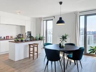 Modern en energiezuinig 2-slaapkamer appartement op de vierde verdieping, met open zicht op groen. Het appartement omvat een inkomhal (met vestiaremogelijkheid), gastentoilet, leefruimte met open, volledig geïnstalleerde keuken, wasplaats, 2 slaapkamers en een badkamer met douche. Een handige indeling, zeer veel lichtinval en moderne materialen maken dit een zeer aangenaam appartement, en dit op een rustige locatie met al het nodige op fietsafstand. Verder geniet dit appartement een westelijk georiënteerd terras met open verzicht. Ondergrondse autostaanplaats + berging + 2 fietsenstallingen inclusief. Oplaadpunt elektrische wagen vooraan de blok. Gemeenschappelijke kosten €130/maand.