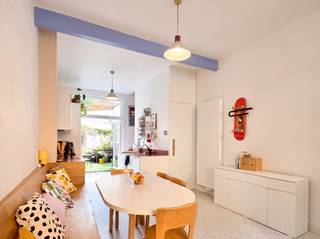 <p>€ 370.000 | 125 m² bewoonbare oppervlakte<br />3 slaapkamers | stadstuintje | EPC B</p><p>Alle info via: https://anneliesbelemans.wixsite.com/aambeeldstraat2</p><p>Op zoek naar een karaktervolle woning waar je meteen thuis bent, met de stad én de natuur om de hoek? Deze charmante stadswoning in de aangename wijk Arsenaal werd tussen 2022 en 2025 met veel zorg en aandacht voor efficiëntie gerenoveerd. Daarbij werd het karakter van de oorspronkelijke woning behouden en gecombineerd met hedendaags wooncomfort, een slimme indeling en verrassend veel ruimtelijkheid.<br />De woning ligt op een bijzonder gunstige locatie: op ongeveer 10 minuten wandelen van het station van Mechelen en het stadscentrum, vlak bij de Dijle en het Mechels Broek en op een steenworp van de Leuvensesteenweg. De woning behaalt bovendien een uitstekende Mobiscore van 9,6/10.<br />___</p><p>De woning telt ongeveer 125 m² bewoonbare oppervlakte op een perceel van 48 m² en is bijzonder efficiënt ingericht. Elke ruimte werd bewust ontworpen en benut, met creatieve interieuroplossingen die de woning praktisch én ruimtelijk maken.<br />Op het gelijkvloers bevinden zich de inkomhal, een moderne en volledig uitgeruste keuken, een gezellige eetruimte en een kleine zithoek. Vanuit de keuken heb je toegang tot het aangename, groene stadskoertje van ongeveer 14 m² — een klein maar rustig én groen plekje midden in de stad.<br />Op de eerste verdieping bevindt zich de gezellige leefruimte, samen met een apart toilet en de badkamer. De badkamer beschikt over een bad met douchekraan en een lavabo.<br />De tweede verdieping omvat twee slaapkamers.<br />De zolderverdieping is een grote, veelzijdige ruimte die momenteel dienstdoet als hobbyruimte/extra slaapkamer. Dankzij de omvang en indeling kan deze ruimte ook eenvoudig worden opgesplitst in twee afzonderlijke kamers, waardoor de woning potentieel vier slaapkamers kan bieden.<br />De woning is bovendien volledig onderkelderd. In de kelder zijn aansluitingen voorzien voor wasmachine en droogkast.</p>