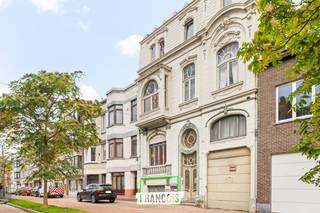 Dit sous-sol appartement is gelegen in het Westerkwartier te Oostende. Er zijn talrijke buurtwinkels in de omgeving en u bereikt het centrum in een handomdraai. <br /><br />Het appartement is ruim en geniet een logische indeling. Zo is er een grote leefruimte met aansluitend de keuken, waar er tevens plaats is voor een eethoek. <br /><br />Verder beschikt u nog over twee slaapkamers en een badkamer. <br /><br />Het gebouw is in eigen beheer zonder professionele syndicus en er is geen lift aanwezig. Hierdoor zijn de maandelijkse lasten beperkter. <br /><br />Bent u op zoek naar een interessante investering? Aarzel dan niet en neem contact op voor meer info of een afspraak. <br /><br />
